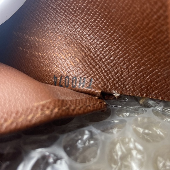 Louis Vuitton Kiss lock wallet - Picture 11 of 17